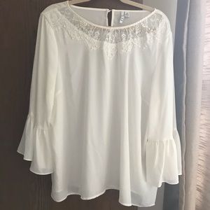 Blouse with lace and pearls.